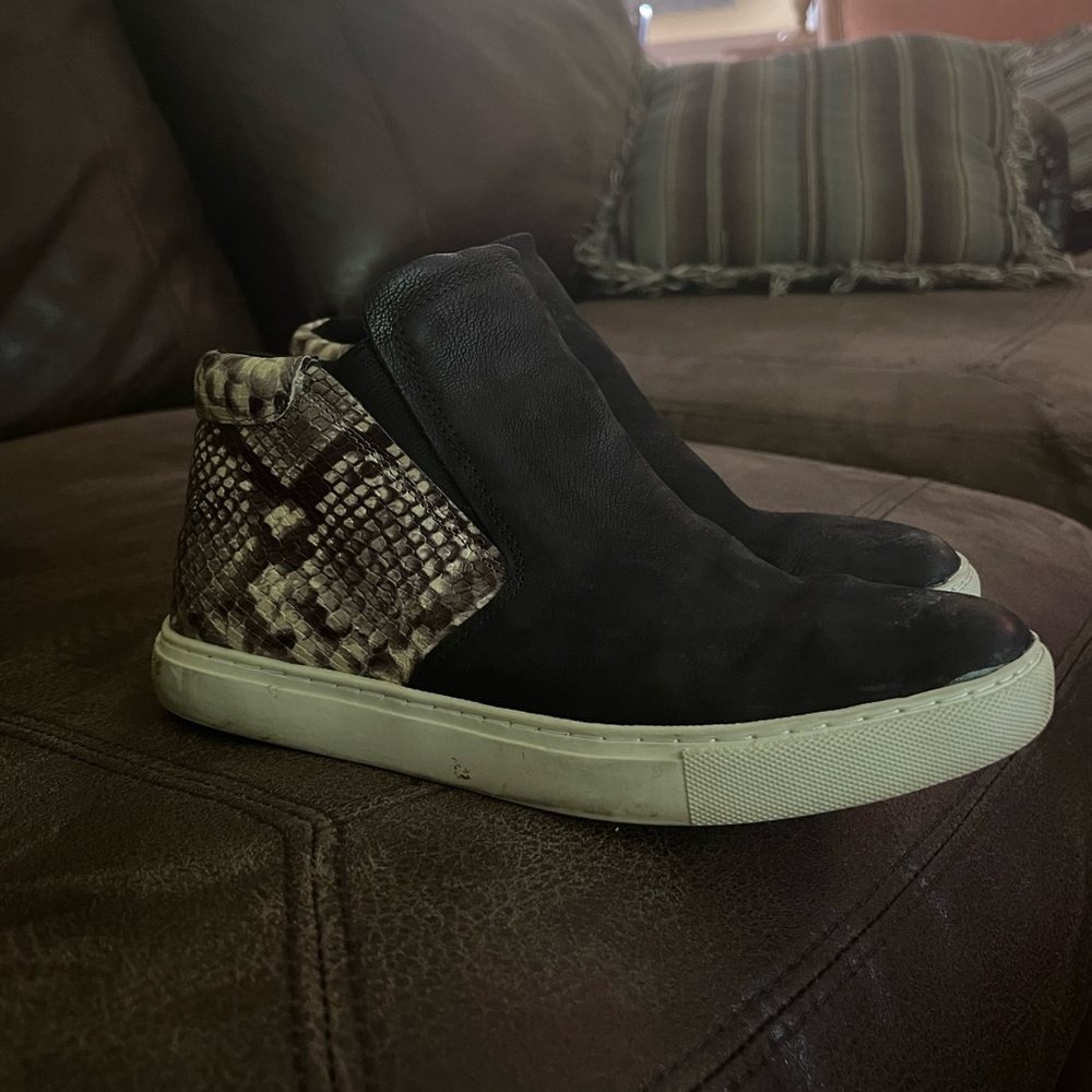 Black Kenneth Cole slip on shoes. Black suede with snake print heel. Size 8